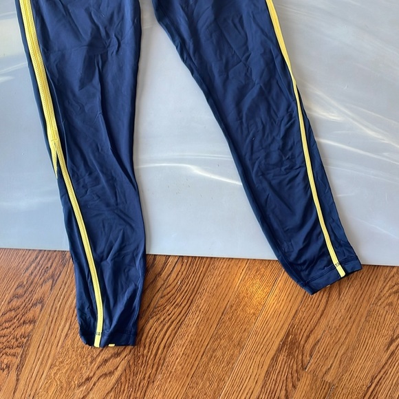 Lululemon I 8 - Picture 3 of 8